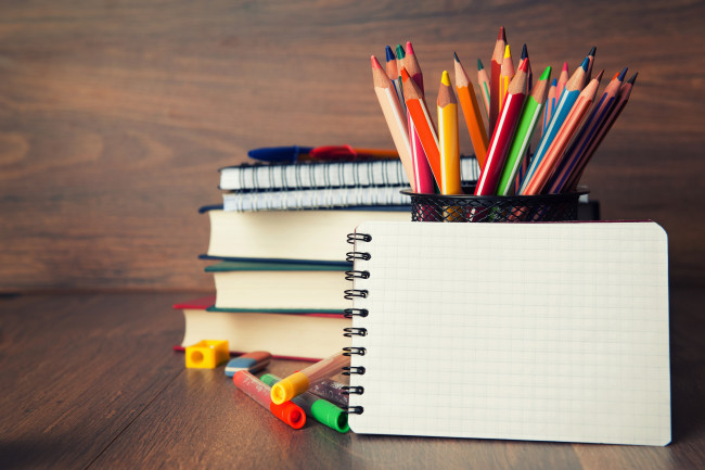 Обои картинки фото разное, канцелярия,  книги, книги, фломастеры, карандаши, блокнот