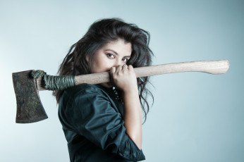 Картинка девушки -unsort+ девушки+с+оружием топор взгляд