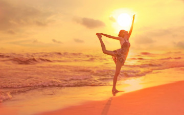 Картинка девушки -unsort+ брюнетки +шатенки солнце танец берег девушка