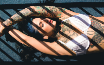 Картинка девушки -unsort+ брюнетки +шатенки тень тату бюстгальтер грудь