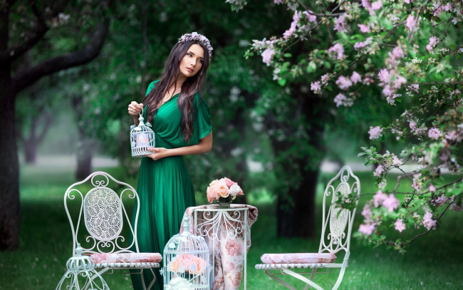 Обои картинки фото девушки, -unsort , брюнетки,  шатенки, брюнетка, платье, венок, деревья, весна, стулья
