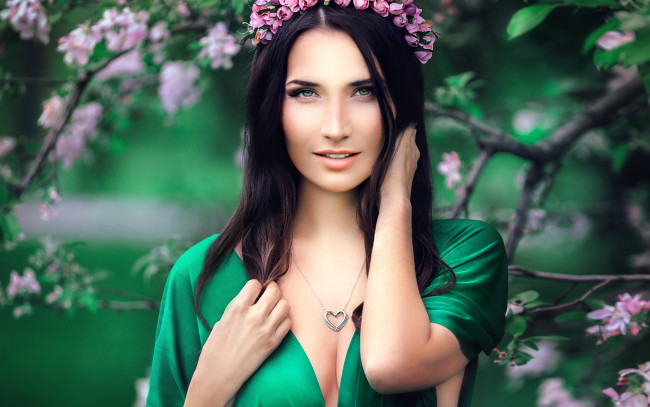 Обои картинки фото девушки, -unsort , брюнетки,  шатенки, брюнетка, взгляд, венок