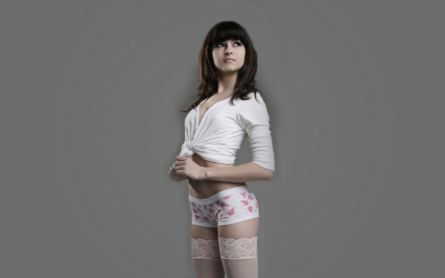 Обои картинки фото девушки, -unsort , брюнетки,  шатенки, девушка, фигура, ножки, трусики, чулки