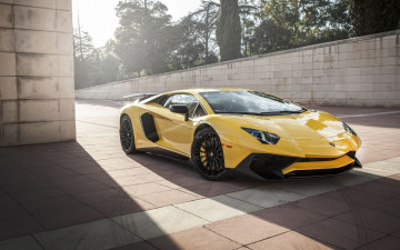 Картинка автомобили lamborghini двор желтый aventador ламборгини