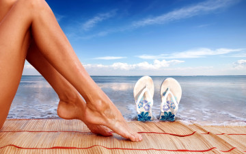 Картинка девушки -unsort+ женские+прелести загорелые ножки шлепанцы циновка