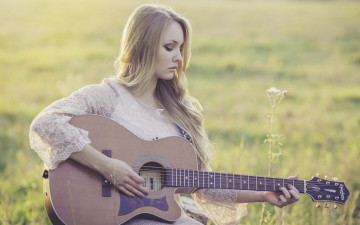 Картинка музыка -+другое поле девушка блузка блондинка гитара