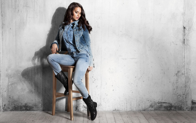Обои картинки фото девушки, -unsort , брюнетки,  шатенки, сапоги, джинсы, жакет, табурет