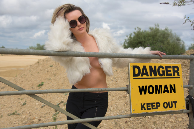 Обои картинки фото девушки, -unsort , брюнетки,  шатенки, взгляд, лицо