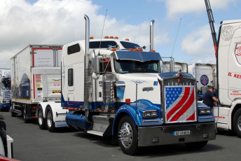 Картинка kenworth+w900 автомобили kenworth+ выставка улица грузовик