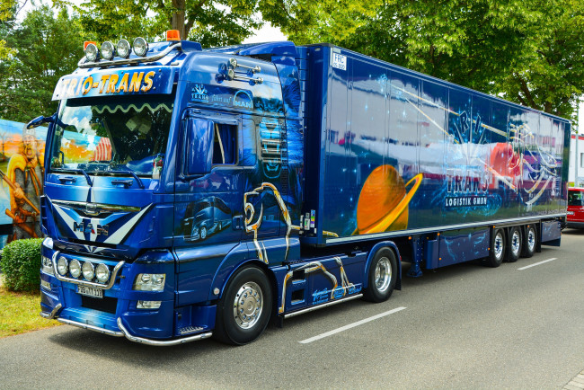 Обои картинки фото man, автомобили, грузовик