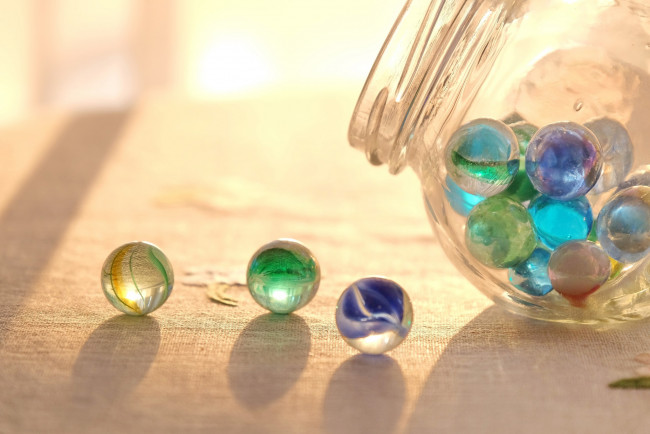 Обои картинки фото разное, игрушки, стеклянные, шарики, банка, макро