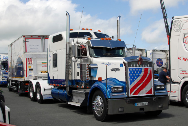 Обои картинки фото kenworth w900, автомобили, kenworth , выставка, улица, грузовик