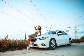 Картинка брюнетка+и+mazda автомобили -авто+с+девушками женщины с автомобилями дорога белые носки татуировка кроссовки пирсинг шорты на открытом воздухе брюнетка mazda седан