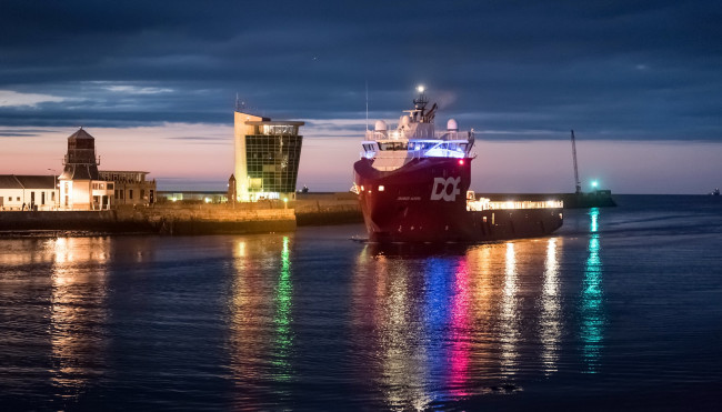Обои картинки фото skandi aukra, корабли, баркасы ,  буксиры, skandi, aukra, буксир, судно, снабжения, причал, огни, вечер, шотландия, абердин, город, гавань