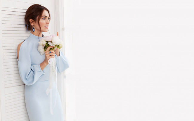 Обои картинки фото музыка, сати казанова, певица, шатенка, платье, букет, цветы