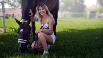 Картинка девушки -+блондинки +светловолосые блондинка улыбка луг лошадь