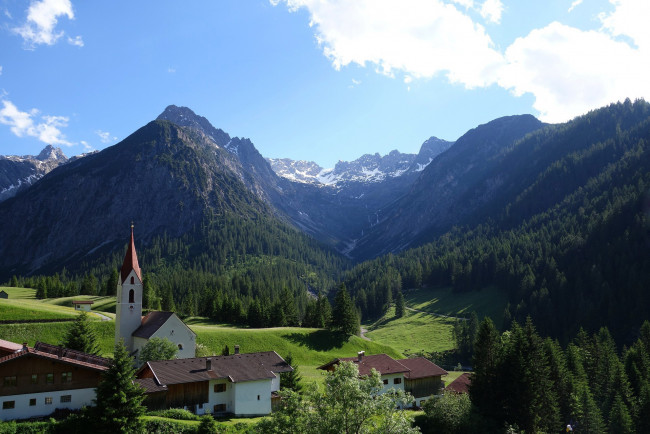 Обои картинки фото города, - католические соборы,  костелы,  аббатства, горы, костел, долина