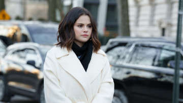 Картинка only+murders+in+the+building++ сериал+2021+–+ кино+фильмы only+murders+in+the+building+ сериал убийства в одном здании комедия криминал детектив hulu selena gomez mabel mora селена гомес