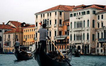 Картинка города венеция+ италия дома каналы люди лодки гондолы