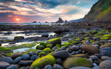 обоя природа, побережье, берег, камни, скалы, мох, море, облака, закат
