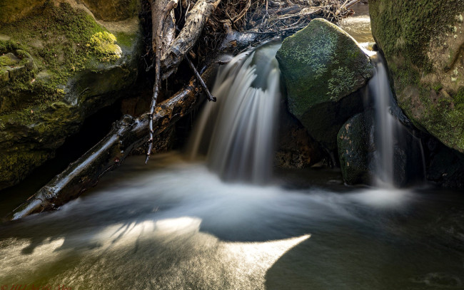 Обои картинки фото природа, водопады, водопад, поток, камни, палки