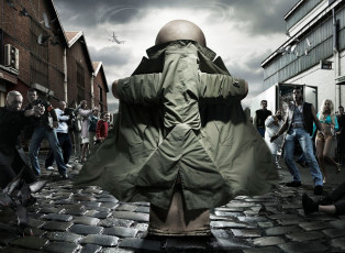 Картинка юмор приколы люди плащ испуг