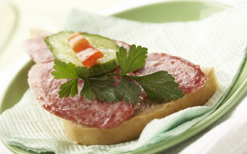 Картинка еда бутерброды гамбургеры канапе колбаса огурец хлеб салфетка тарелка