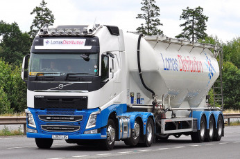 Картинка автомобили volvo+trucks+ выставка улица тягач седельный грузовик тяжелый