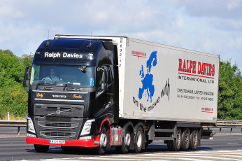 Картинка автомобили volvo+trucks+ выставка улица тягач седельный грузовик тяжелый