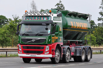 Картинка автомобили volvo+trucks+ выставка улица седельный грузовик тяжелый тягач