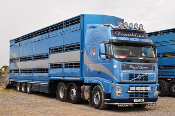 Картинка автомобили volvo+trucks+ выставка улица грузовик тягач седельный тяжелый