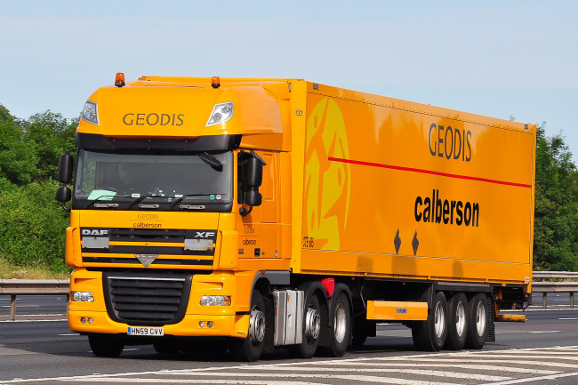 Обои картинки фото автомобили, daf , выставка, улица, грузовик, седельный, тяжелый, тягач