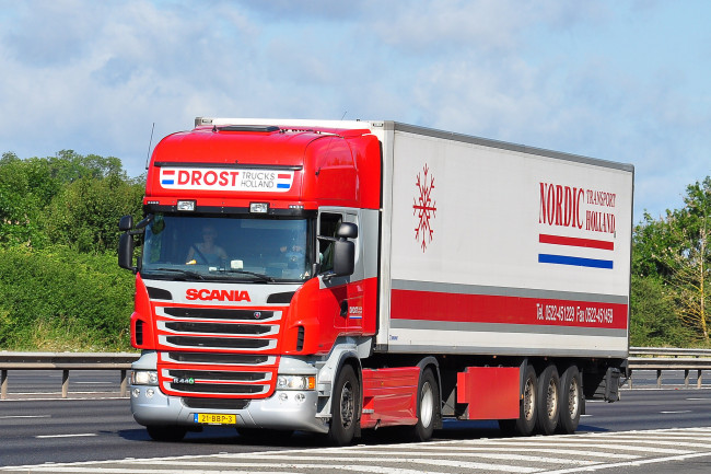 Обои картинки фото автомобили, scania , выставка, улица, тягач, седельный, грузовик, тяжелый