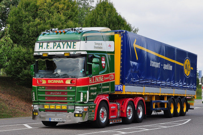 Обои картинки фото автомобили, scania , выставка, улица, тягач, седельный, грузовик, тяжёлый