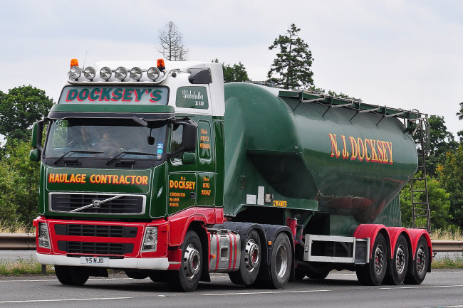 Обои картинки фото автомобили, volvo trucks , выставка, улица, тягач, седельный, грузовик, тяжелый