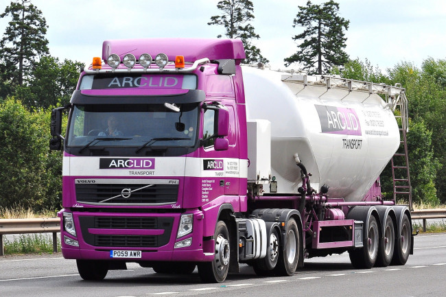 Обои картинки фото автомобили, volvo trucks , выставка, улица, тягач, седельный, грузовик, тяжелый