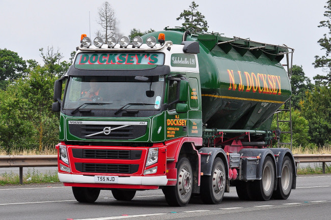 Обои картинки фото автомобили, volvo trucks , выставка, улица, седельный, грузовик, тяжелый, тягач