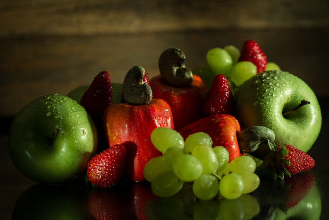 Обои картинки фото еда, фрукты,  ягоды, яблоки, клубника, лайм, капли