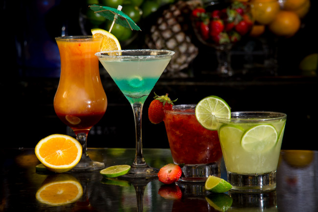 Обои картинки фото еда, напитки,  коктейль, коктейли, цитрусы, ягоды, зонтик