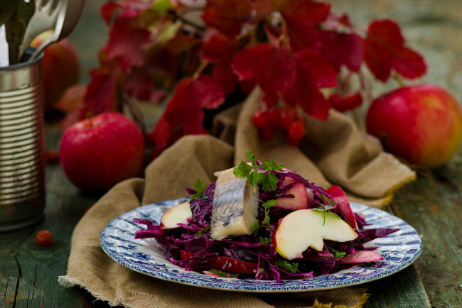 Обои картинки фото еда, салаты,  закуски, сельдь, яблоко, капуста, салат