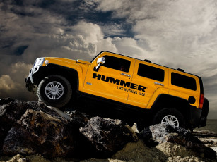Картинка автомобили hummer желтый облака море автомобиль скалы