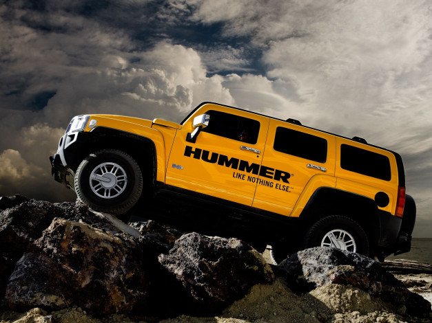 Обои картинки фото автомобили, hummer, желтый, облака, море, автомобиль, скалы