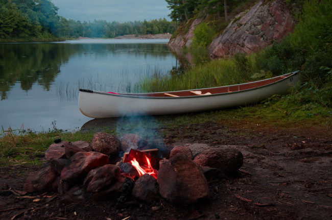 Обои картинки фото корабли, ледоколы, река, каноэ, костер