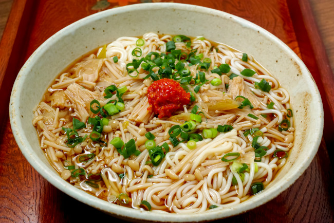 Обои картинки фото еда, вторые блюда, лапша, рыба, зелень