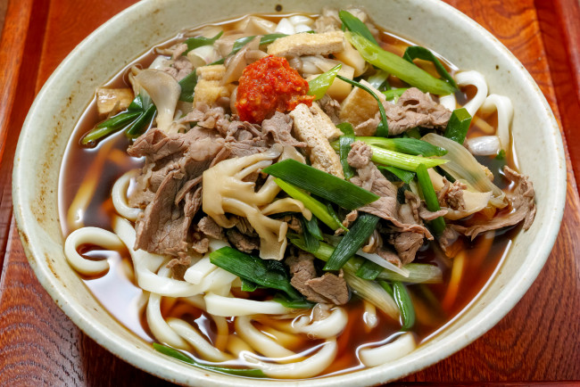 Обои картинки фото еда, вторые блюда, мясо, зелень, лапша