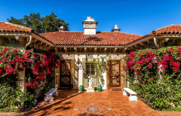 Картинка города -+здания +дома цветы вазы патио скульптура