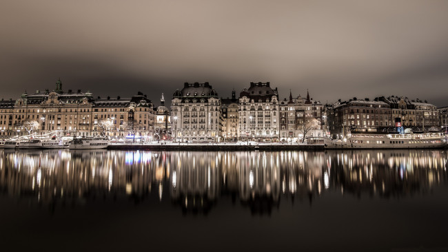Обои картинки фото города, стокгольм , швеция, отражение, канал, корабли, вечер, огни