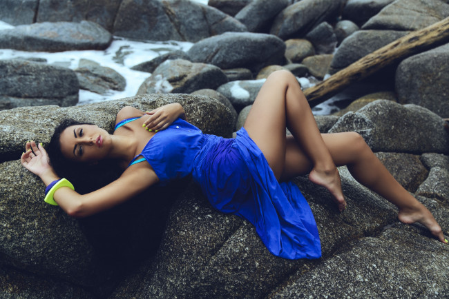 Обои картинки фото девушки, -unsort , брюнетки, темноволосые, брюнетка, браслеты, сарафан, камни, ручей