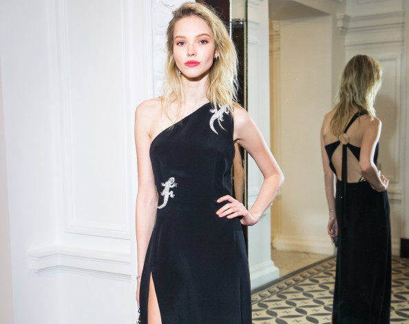 Обои картинки фото девушки, саша лусс, зеркало, платье, блондинка, модель