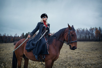 Картинка darya+lefler девушки дарья+лефлер darya lefler бурка папаха казачка шрам лошадь конь степь шашка есаул рубить сабля холодное оружие атаманша дарья лефлер cosplay блондинка девушка модель наряд поза макияж причёска взгляд